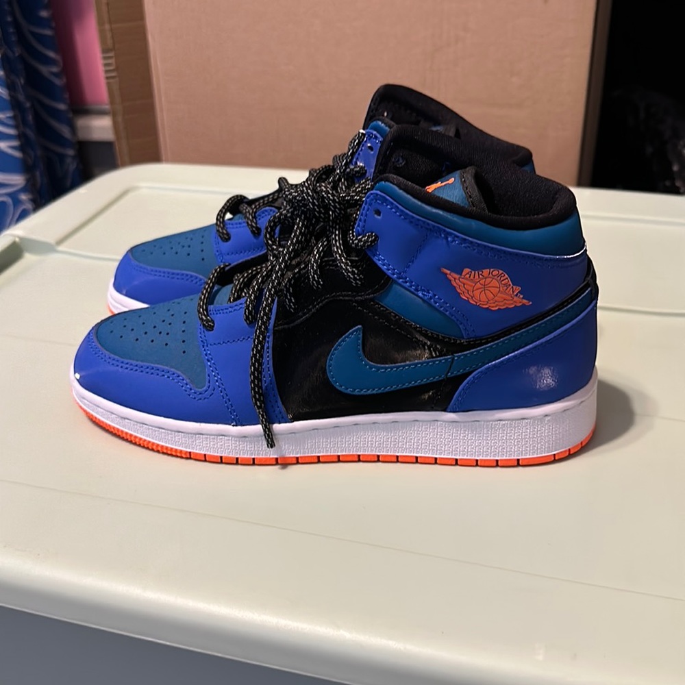 Nike air Jordan mids size 5.5 BOYS.